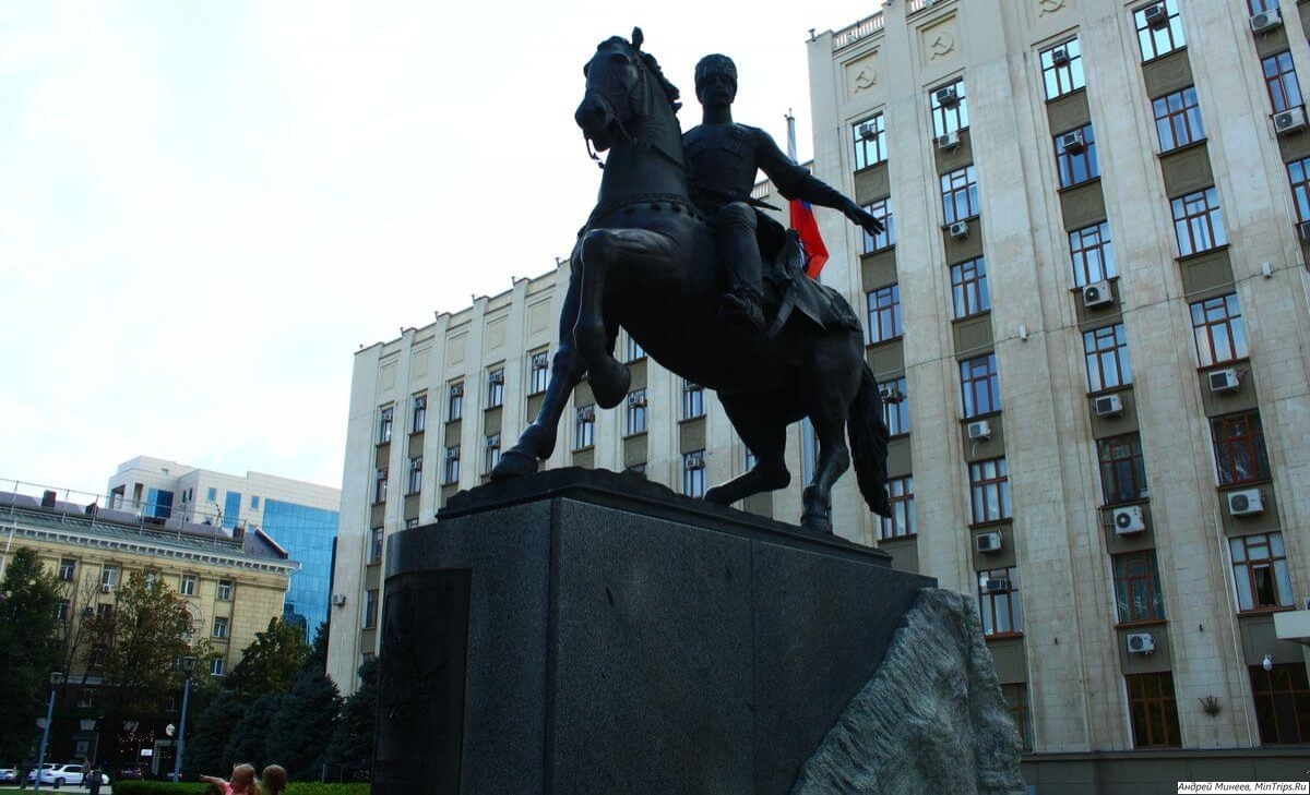Памятник кубанскому казачеству Памятник кубанскому казачеству в Краснодаре фото mintrips.ru